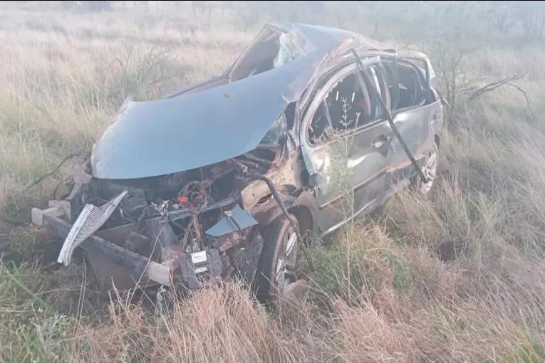 Murió joven tras volcar su auto: sus tres amigos que viajaban con él están graves