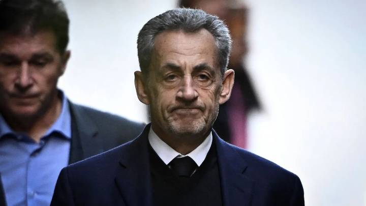 Sarkozy defiende desde la cárcel su inocencia antes de saber si quedará en libertad este mismo lunes: "Hubo manipulación"