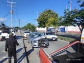 Conductora pierde el control e impacta camioneta en Chetumal; por poco termina en tragedia 