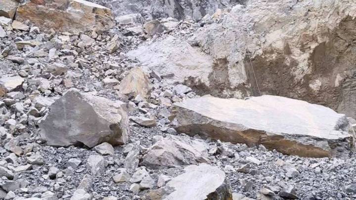UP tragedy: Quarry wall collapses in Sonbhadra, 1 dead, labourers Buried under debris