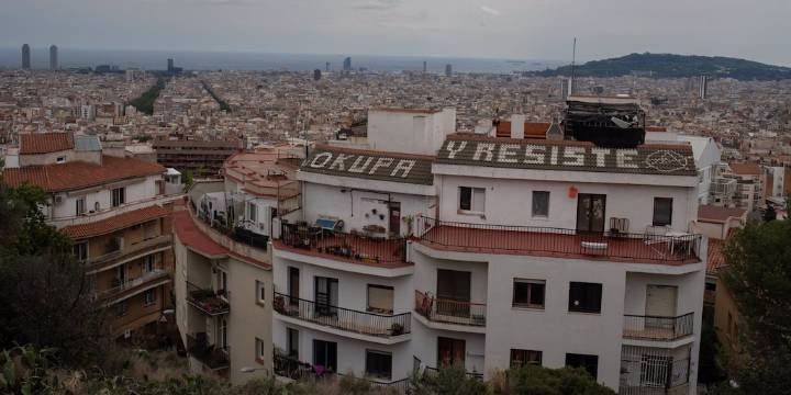 El ‘banco malo’ del Estado quiere desalojar a los okupas de un edificio que le pertenece, pero no puede probar que de verdad haya gente allí: la justicia aprueba el desahucio