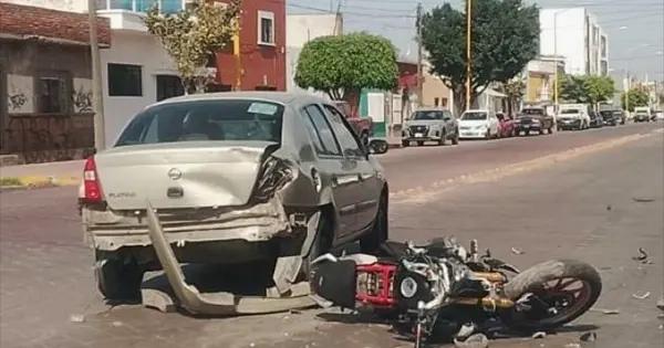 Motociclista resulta herido tras colisión con vehículo en avenida Reforma