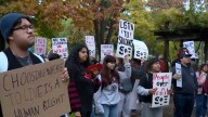 Estudiantes de Sacramento State protestan contra nueva política que exige vivir en el campus