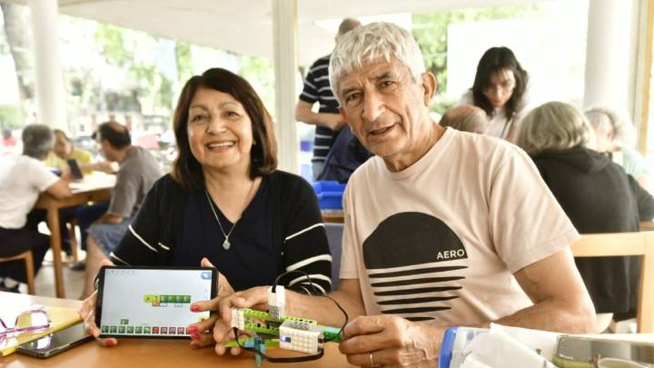 Adultos mayores programaron un robot en la Estación Digital del Distrito Sur