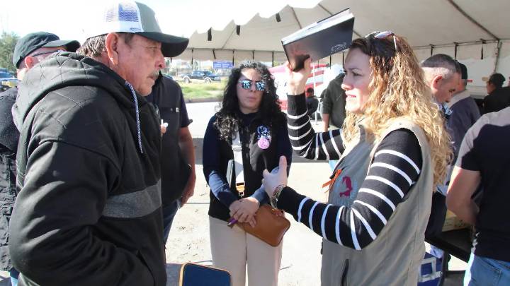 Visita CEDH a choferes y productores que permanecen en bloqueo del puente Córdova
