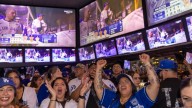 Fuegos artificiales y fiesta en la calle: así celebraron los aficionados de los Dodgers la victoria en la Serie Mundial
