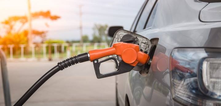 Florida gas prices remain below $3 per gallon, even after pump jump