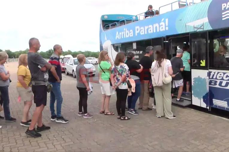 El Bus Turístico recorrió Paraná a beneficio de la Biblioteca Popular