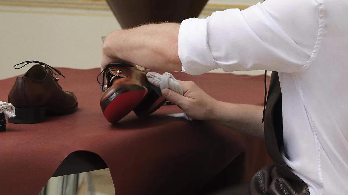 El rojo bajo los pies de Louboutin: la historia de un gesto inmortal