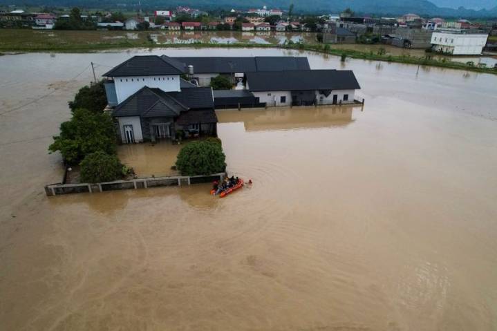 Rescuers step up recovery operations as Southeast Asia flood deaths cross 180