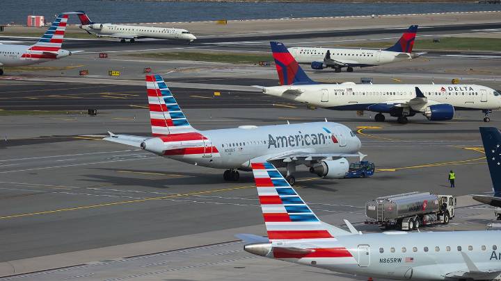 FAA freezes flight reductions at 6% as staffing levels improve, airlines working to resume normal operations