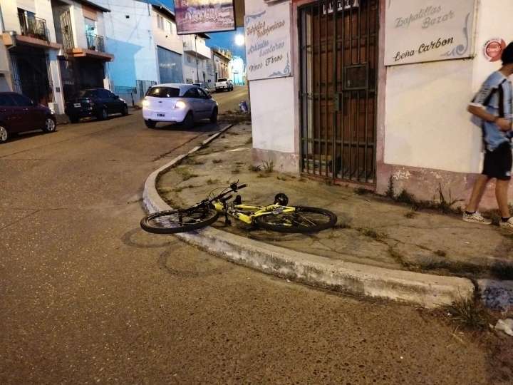 Un ciclista resultó lesionado en choque con un auto en Avellaneda e Ituzaingo.