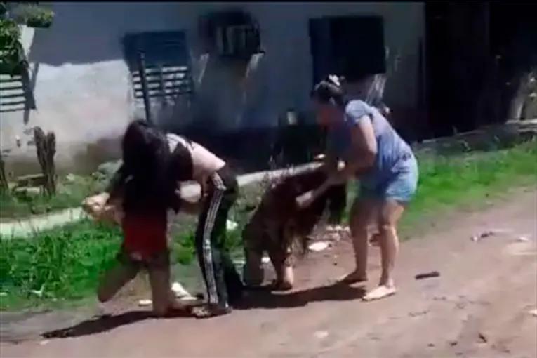 Video de pelea tras robo de una gallina: madre e hija apuñaladas están fuera de peligro