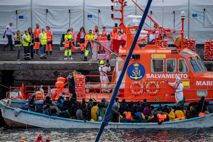 El Gobierno ultima la acogida de 567 menores migrantes que pidieron asilo en Canarias