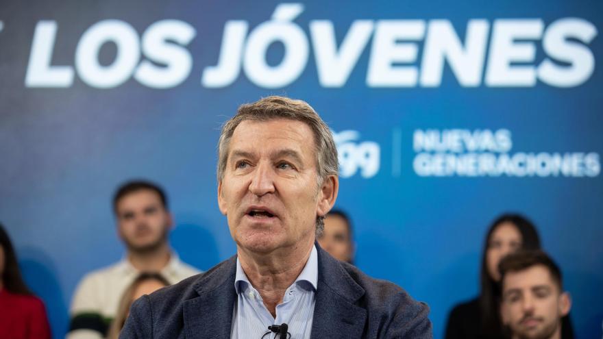 Feijóo quiere jóvenes ambiciosos y que "no vivan del Estado" y les alerta de partidos que "discuten" la democracia
