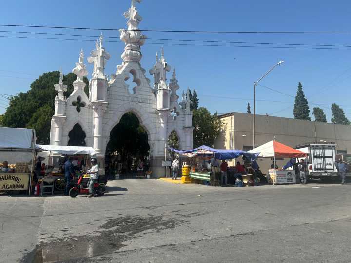 Visitan panteón previo al Día de Muertos en Monterrey