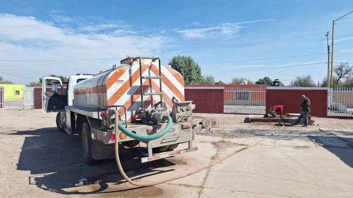 Continúa distribución de agua a las escuelas de San Pedro con la pipa de Bomberos
