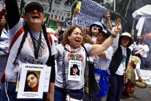 Colocan 19 placas de desaparecidos en antimonumento
