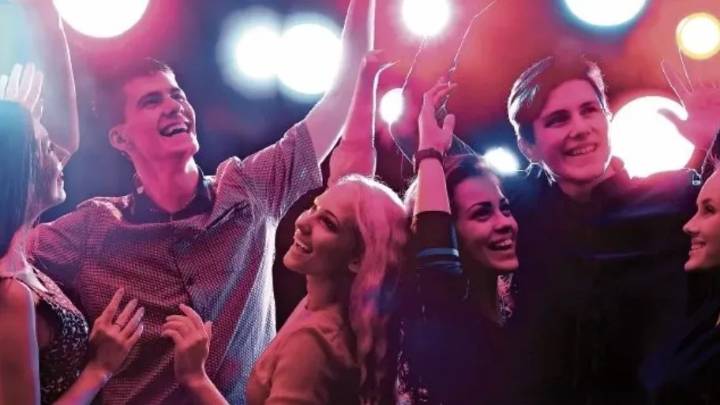 Jóvenes se las ingenian para salir a divertirse