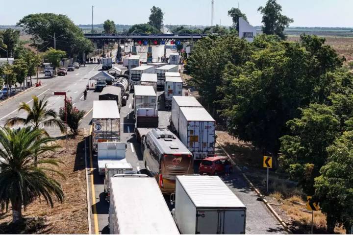 Bloqueos de agricultores cumplen 48 horas: carreteras paralizadas, pasajeros varados y pérdidas millonarias en todo México
