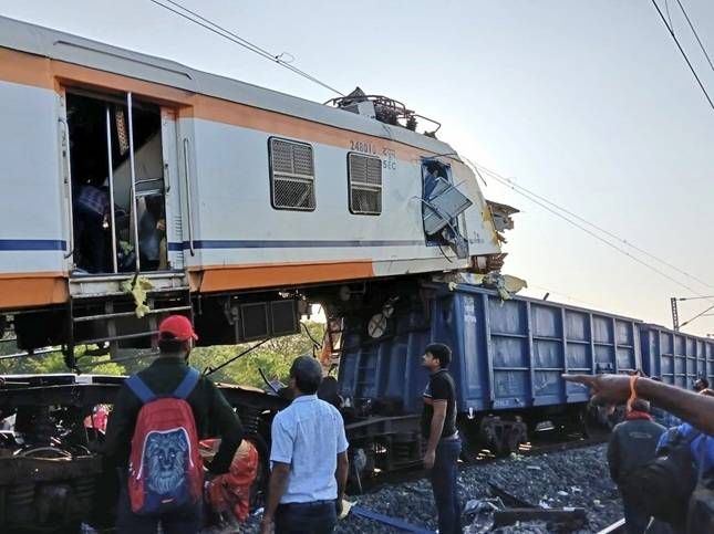 7 Dies, 14 injured in Passenger Train’s Rear