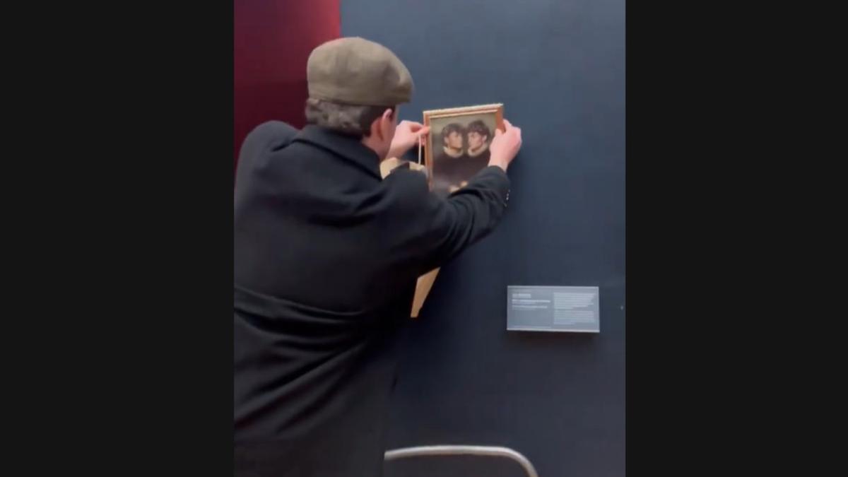 Dos 'tiktokers' belgas burlan la seguridad del Louvre y cuelgan un cuadro con su foto en la sala de La Gioconda