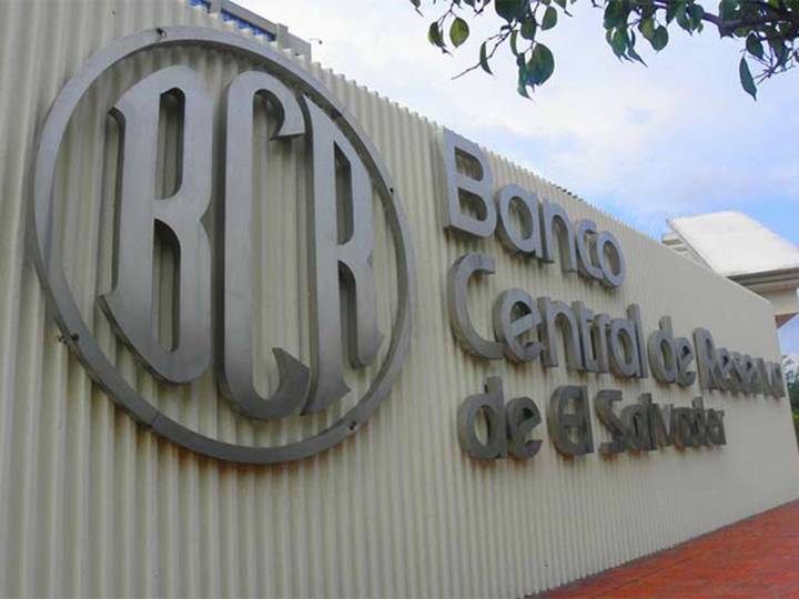 Economía de El Salvador muestra signos de mejora