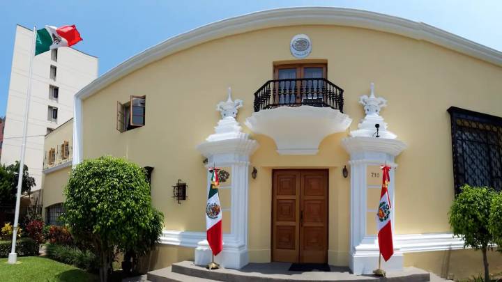 Encargada de embajada de México abandona Perú en medio de polémica por asilo a exprimer ministra