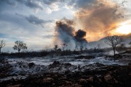 Intenso trabajo para extinguir el incendio en la zona Sur