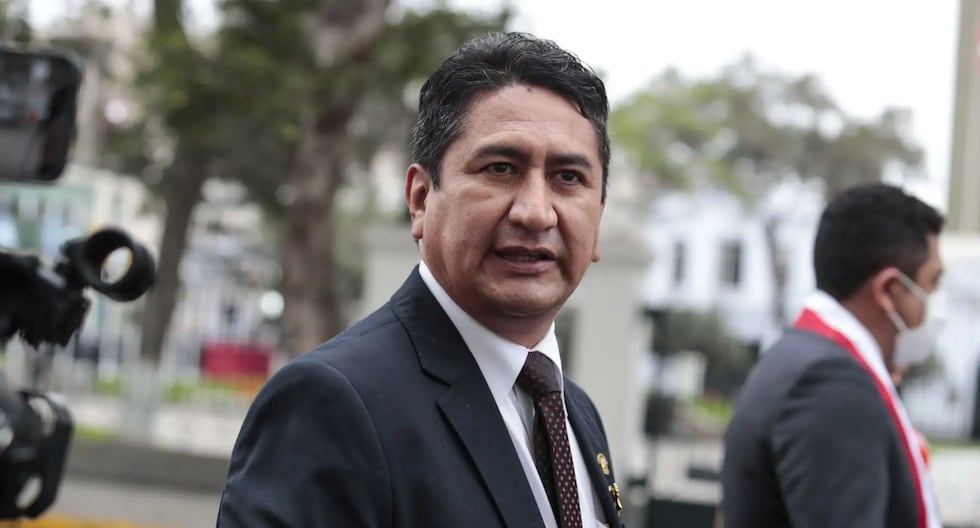 Vladimir Cerrón anuncia su precandidatura presidencial desde la clandestinidad