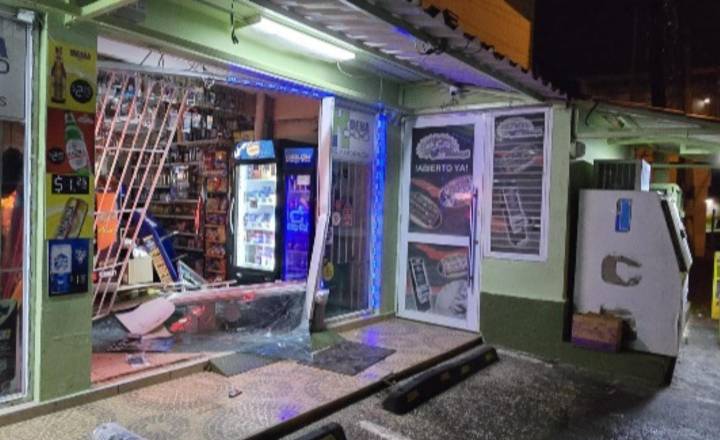 Roban en colmado tras chocar fachada para ganar acceso al interior