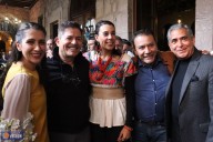 Ernesto Laguardia disfruta la Noche de Muertos en Michoacán