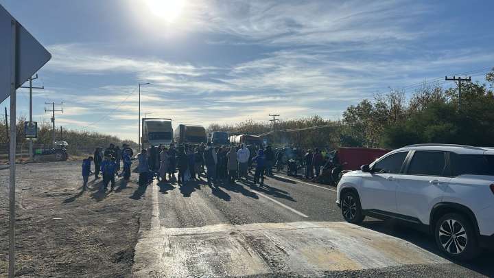 Permanecen bloqueos en carreteras y cruces internacionales en Chihuahua