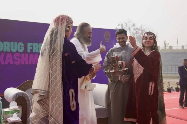 A New Dawn in Kashmir: 20,000 youth join Gurudev Sri Sri Ravi Shankar in pledge for a drug