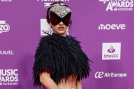 Una Rosalía vanguardista entre plumas, y otros looks del día