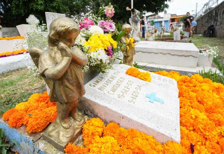 Entre flores y juguetes, Morelia recuerda a sus “angelitos”