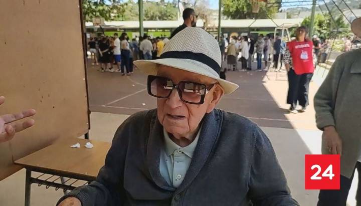 Hombre llegó a votar con 102 años: su primer sufragio fue en 1971