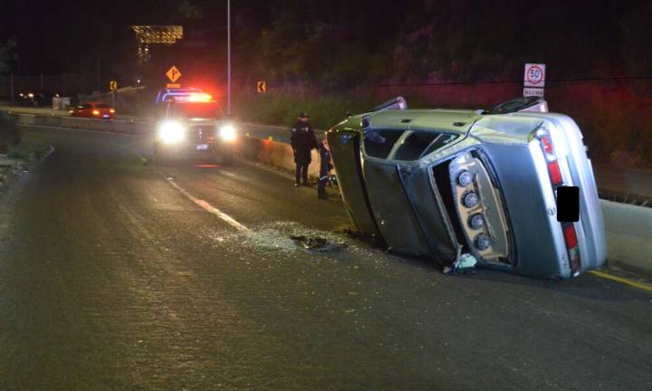 Vuelca auto en carretera estatal 200