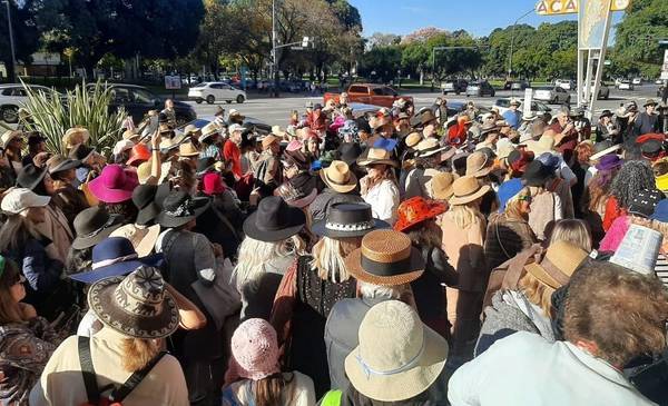 Festival de sombreros raros: la insólita campaña en el Bellas Artes