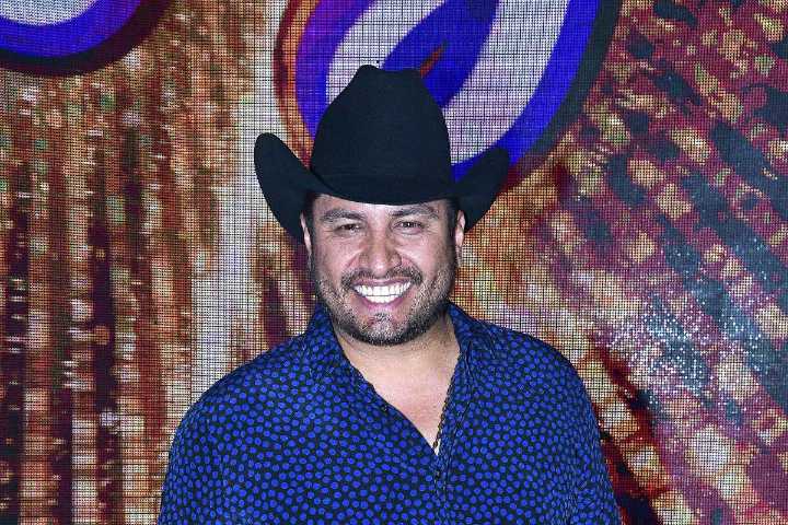 Julión Álvarez rompe el celular de un fan en pleno concierto y desata polémica en redes sociales