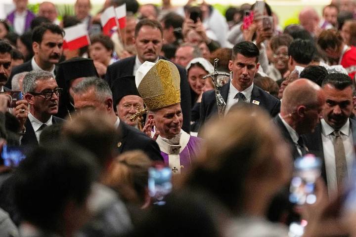 El Papa León XIV se da un baño de masas con una misa en un estadio de conciertos en Estambul