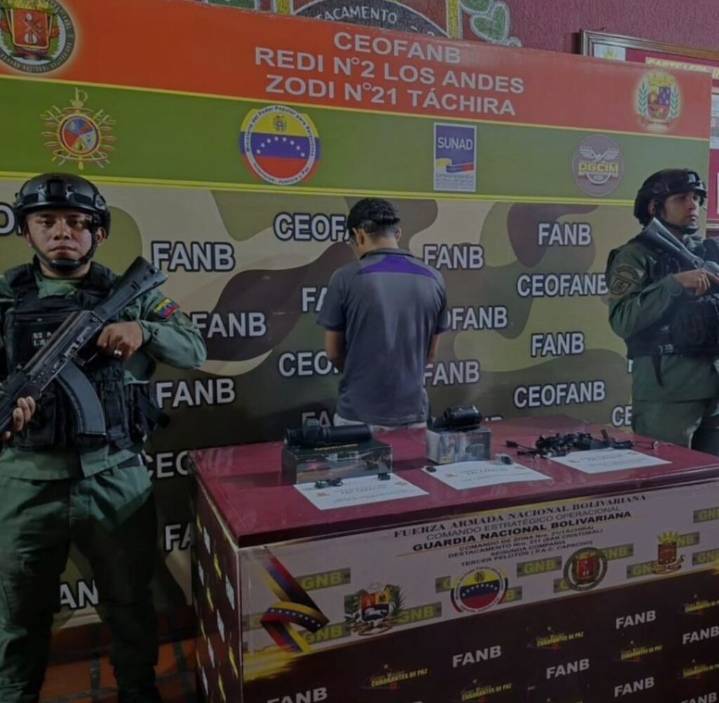 Llevaba accesorios de armas de fuego ocultos en una caja de encomiendas