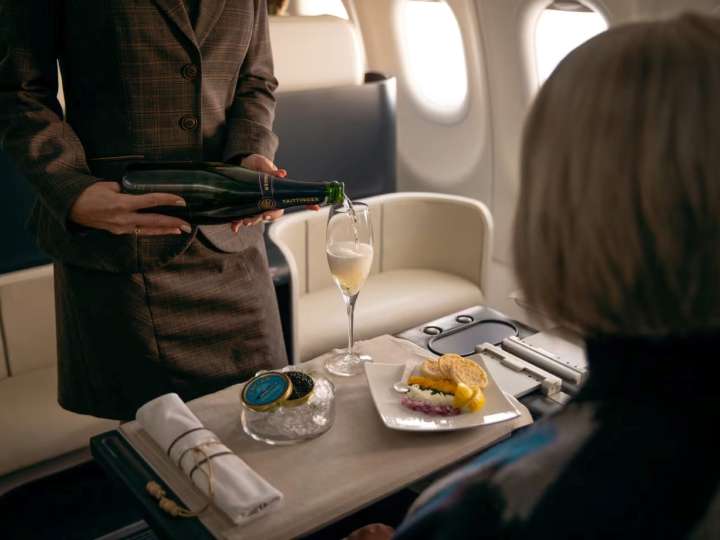 Lujo para volar mejor que en primera clase: el jet privado que se puede reservar en solo 30 segundos con una nueva aplicación