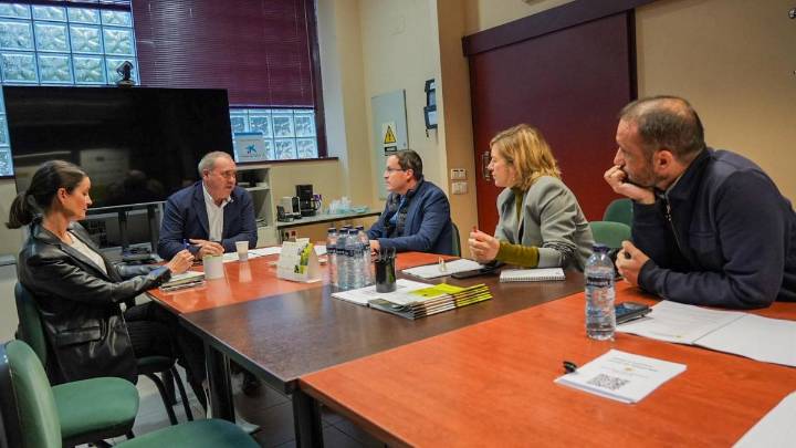 Gallardo promete respaldar las propuestas del sector cooperativo agroalimentario extremeño