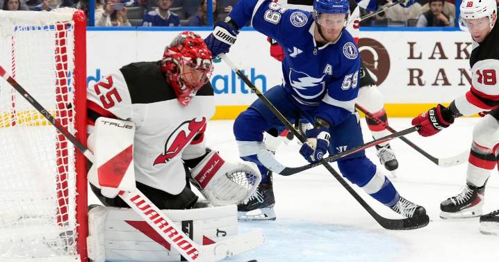 Jake Guentzel's 8th career hat trick powers Lightning to 5