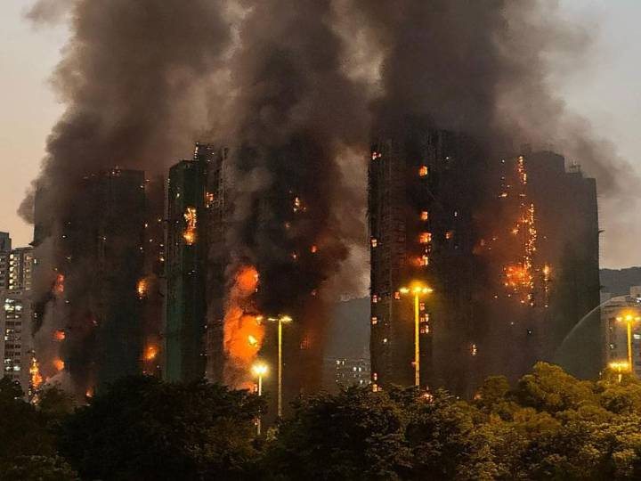 VIDEO. Incendio de gran magnitud en edificios de Hong Kong deja al menos 4 muertos y personas atrapadas