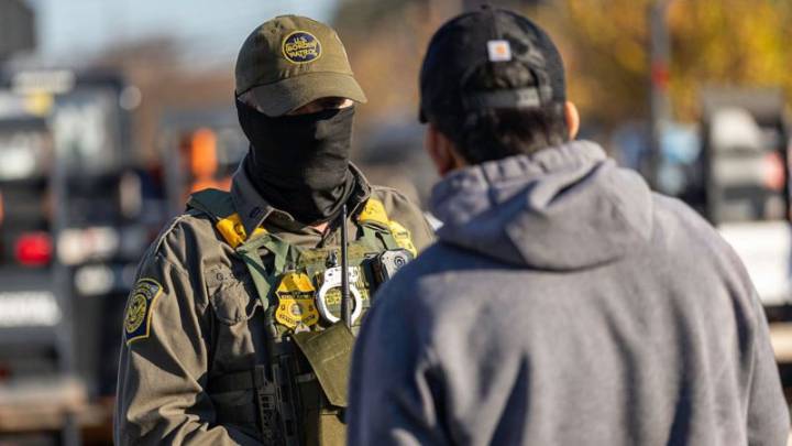 ¿Por qué es tan difícil regularizar el estatus para los inmigrantes que llevan décadas viviendo en EE.UU.?