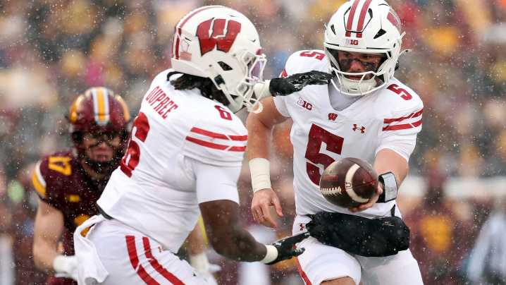 See best photos from Wisconsin vs Minnesota football