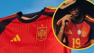 La mente detrás de la nueva camiseta de España explica la presencia del azul: "Es un guiño para el Mundial 2010 e Iniesta..."