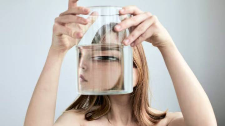 Para qué sirve colocar un vaso con agua encima de la cabeza: truco casero discutido